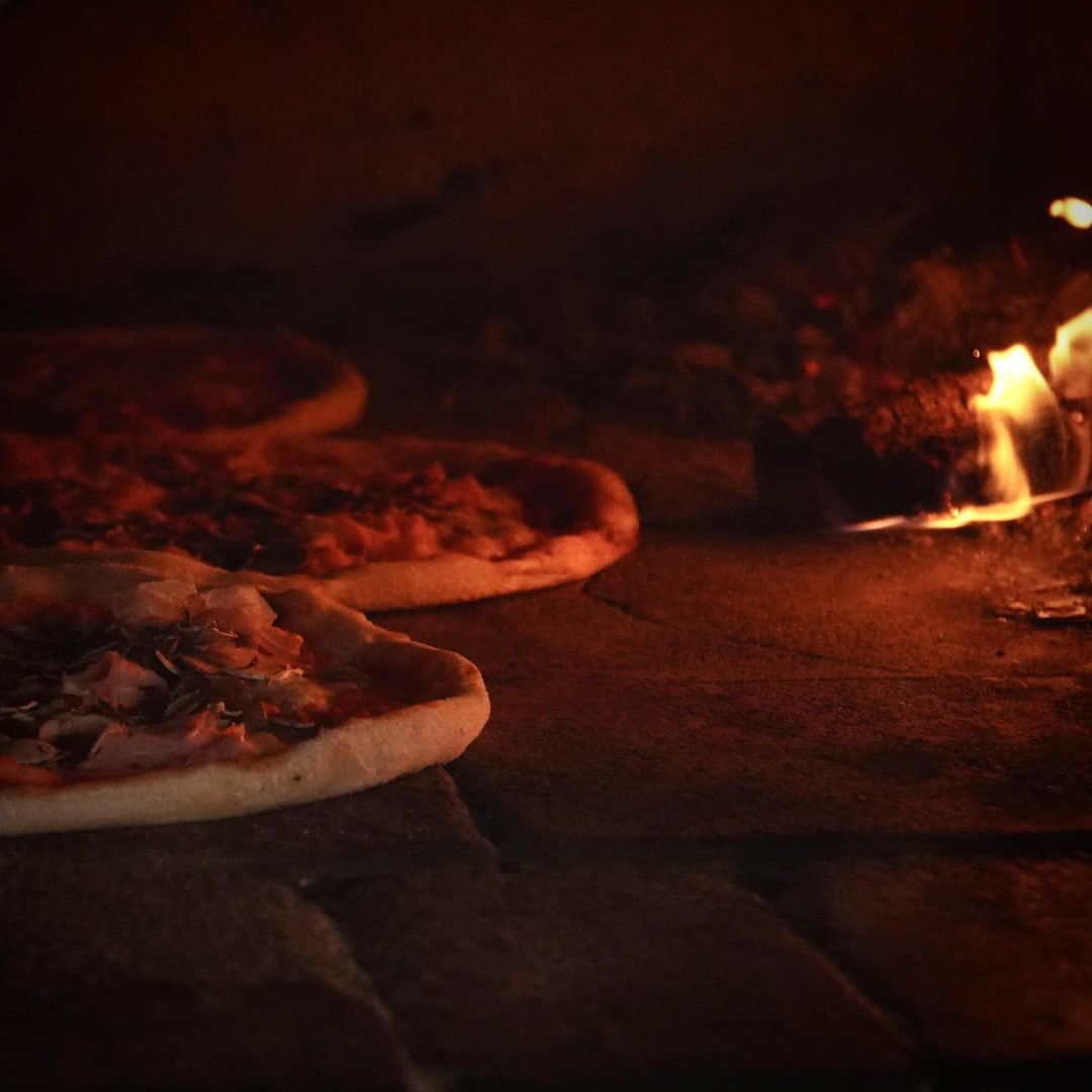 Pizze wypiekane w piecu opalanym drewnem
